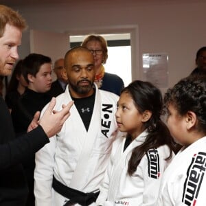 Le prince Harry assiste aux activités du centre John Corfield pour le programme de vacances "Fit and Fed" à Londres le 19 février 2019.