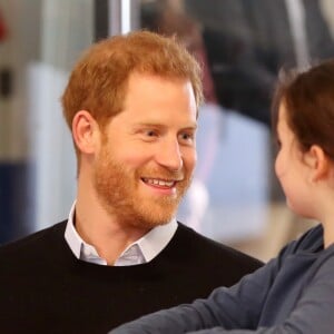 Le prince Harry assiste aux activités du centre John Corfield pour le programme de vacances "Fit and Fed" à Londres le 19 février 2019.