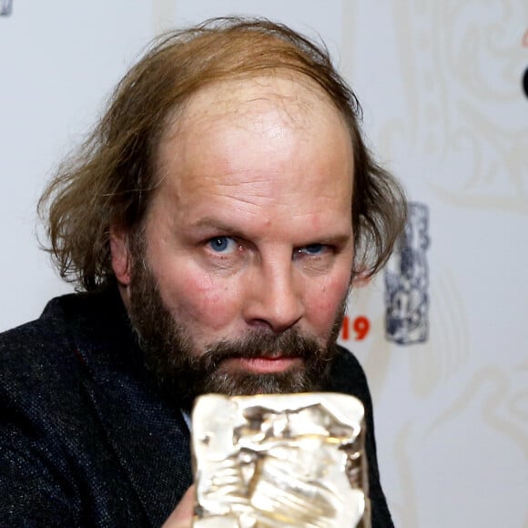 Philippe Katerine avec son César du meilleur acteur dans un second rôle pour le film Le Grand Bain lors de la 44e cérémonie des César à la salle Pleyel à Paris le 22 février 2019 © Borde-Jacovides / Bestimage