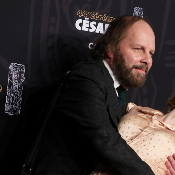 Julie Depardieu et Philippe Katerine, un couple toujours aussi tendrement exubérant devant les photographes lors de la 44e cérémonie des César à la salle Pleyel à Paris le 22 février 2019 © Borde-Jacovides / Bestimage