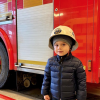Le prince Oscar de Suède lors d'une visite d'une caserne de pompiers le 15 février 2019 avec son père le prince Daniel. © Cour royal de Suède
