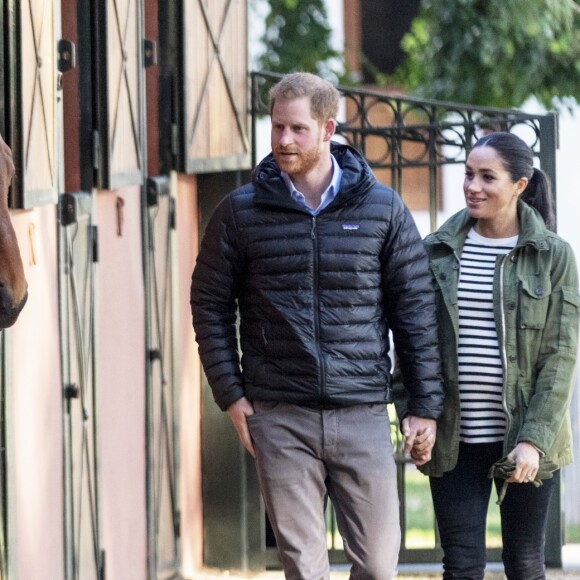 Le prince Harry, duc de Sussex et Meghan Markle (enceinte), duchesse de Sussex en visite à la Fédération Royale Marocaine de Sports Equestres à Rabat, lors de leur voyage officiel au Maroc. Le 25 février 2019