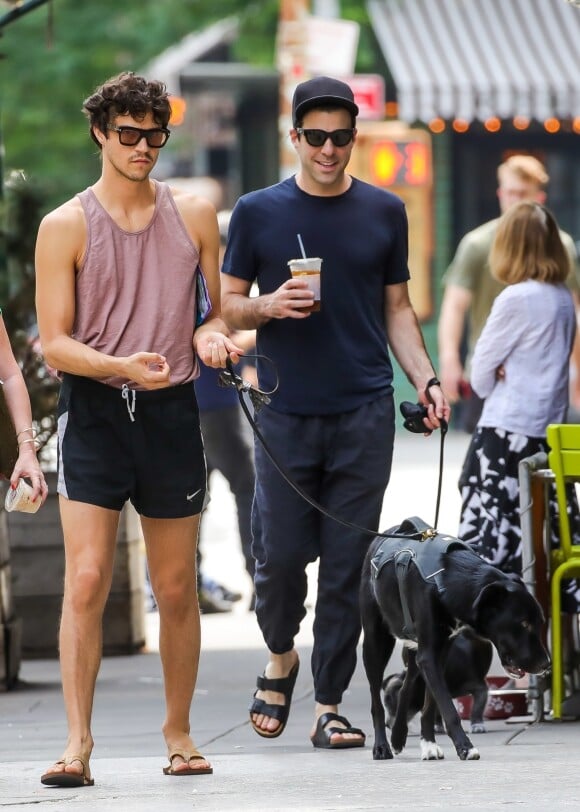 Exclusif - Zachary Quinto et son compagnon Miles McMillan promènent leurs chiens dans le quartier d'East Village à New York, le 12 aout 2018.