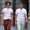 Exclusif - Zachary Quinto et son compagnon Miles McMillan dans la rue à New York le 28 août 2017.