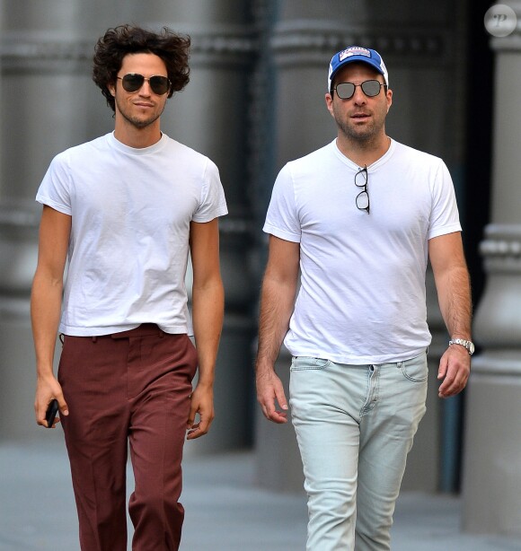 Exclusif - Zachary Quinto et son compagnon Miles McMillan dans la rue à New York le 28 août 2017.