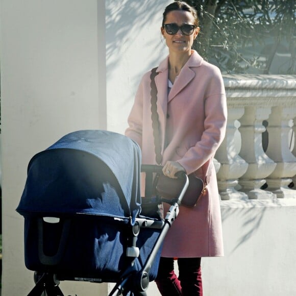 Exclusif - Pippa Middleton profite du soleil de Londres pour sortir son fils Arthur en poussette le 27 février 2019.