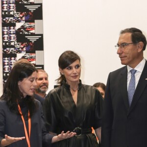 La reine Letizia d'Espagne affichait un look très rock, en robe en cuir et cheveux coiffée en queue-de-cheval, le 28 février 2019 pour inaugurer en compagnie de son mari le roi Felipe VI et du président péruvien Martin Alberto Vizcarra Cornejo le 38e Salon international d'art contemporain ARCOmadrid à l'Ifema.