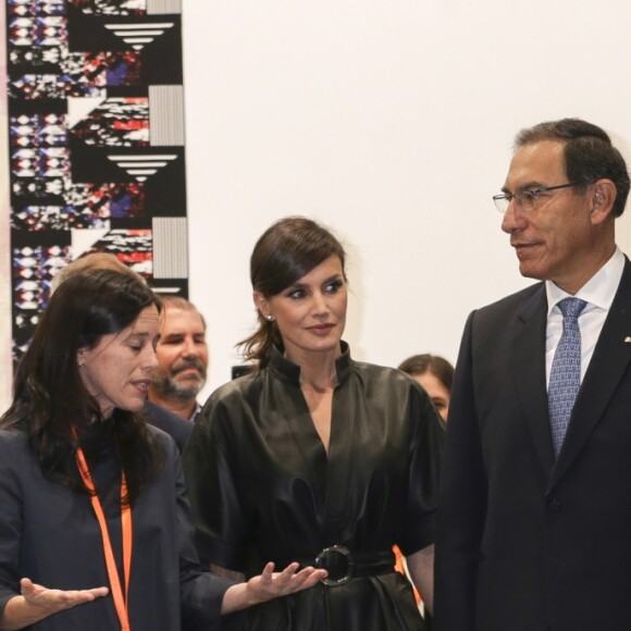 La reine Letizia d'Espagne affichait un look très rock, en robe en cuir et cheveux coiffée en queue-de-cheval, le 28 février 2019 pour inaugurer en compagnie de son mari le roi Felipe VI et du président péruvien Martin Alberto Vizcarra Cornejo le 38e Salon international d'art contemporain ARCOmadrid à l'Ifema.