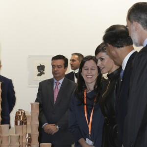 La reine Letizia d'Espagne affichait un look très rock, en robe en cuir et cheveux coiffée en queue-de-cheval, le 28 février 2019 pour inaugurer en compagnie de son mari le roi Felipe VI et du président péruvien Martin Alberto Vizcarra Cornejo le 38e Salon international d'art contemporain ARCOmadrid à l'Ifema.
