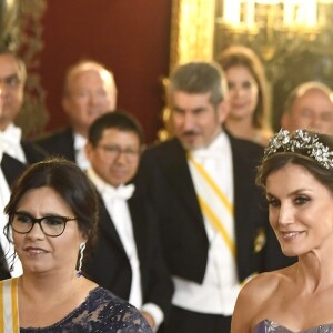 La reine Letizia d'Espagne (robe Felipe Varela) au côté de la première dame du Pérou Maribel Diaz Cabello au dîner de gala en l'honneur du couple présidentiel péruvien au palais royal à Madrid, le 27 février 2019.