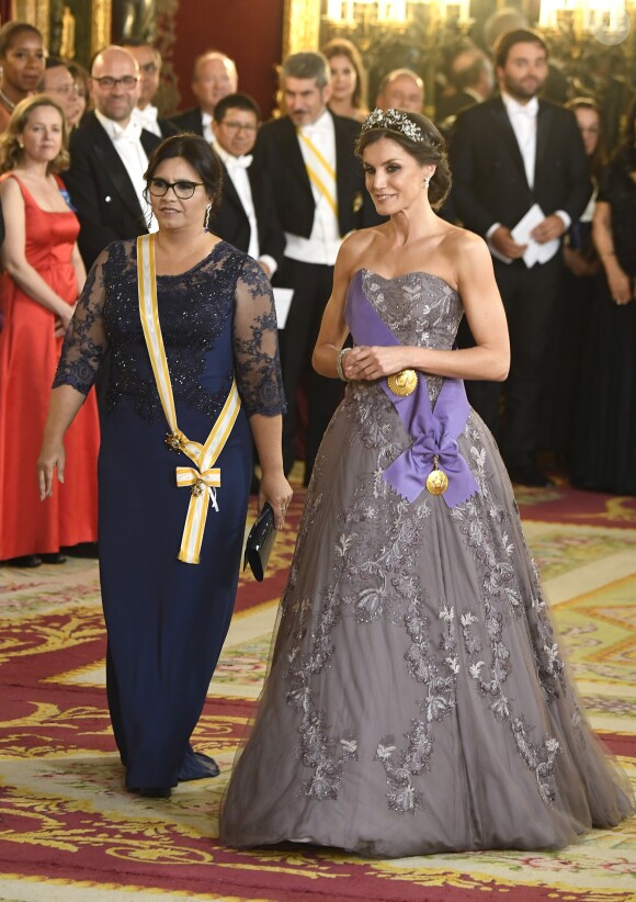 La reine Letizia d'Espagne (robe Felipe Varela) au côté de la première dame du Pérou Maribel Diaz Cabello au dîner de gala en l'honneur du couple présidentiel péruvien au palais royal à Madrid, le 27 février 2019.