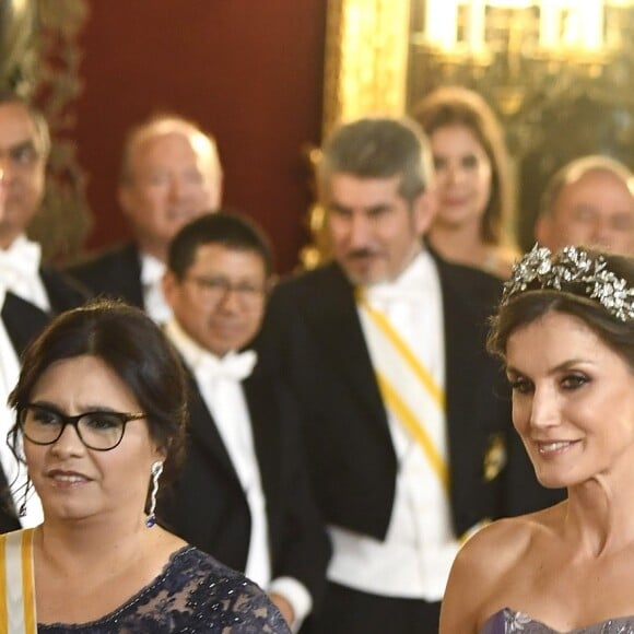 La reine Letizia d'Espagne (robe Felipe Varela) au côté de la première dame du Pérou Maribel Diaz Cabello au dîner de gala en l'honneur du couple présidentiel péruvien au palais royal à Madrid, le 27 février 2019.