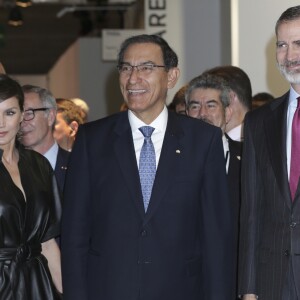 La reine Letizia d'Espagne affichait un look très rock, en robe en cuir et cheveux coiffée en queue-de-cheval, le 28 février 2019 pour inaugurer en compagnie de son mari le roi Felipe VI et du président péruvien Martin Alberto Vizcarra Cornejo le 38e Salon international d'art contemporain ARCOmadrid à l'Ifema.