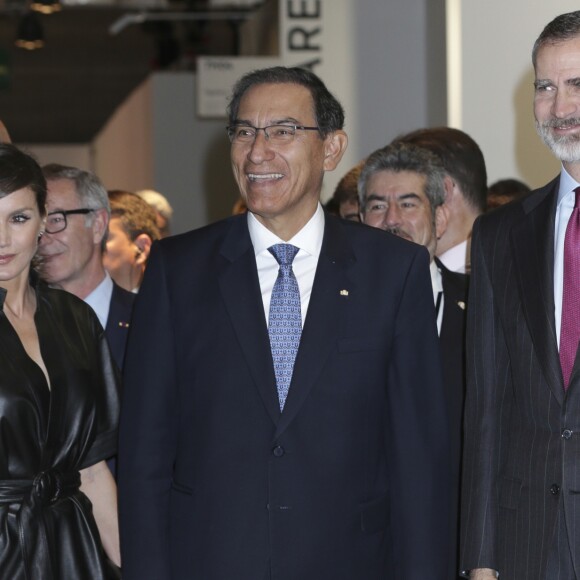 La reine Letizia d'Espagne affichait un look très rock, en robe en cuir et cheveux coiffée en queue-de-cheval, le 28 février 2019 pour inaugurer en compagnie de son mari le roi Felipe VI et du président péruvien Martin Alberto Vizcarra Cornejo le 38e Salon international d'art contemporain ARCOmadrid à l'Ifema.