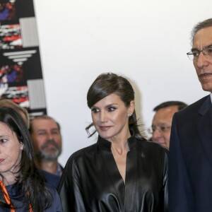 La reine Letizia d'Espagne affichait un look très rock, en robe en cuir et cheveux coiffée en queue-de-cheval, le 28 février 2019 pour inaugurer en compagnie de son mari le roi Felipe VI et du président péruvien Martin Alberto Vizcarra Cornejo le 38e Salon international d'art contemporain ARCOmadrid à l'Ifema.