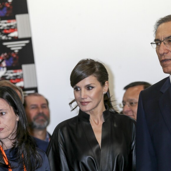 La reine Letizia d'Espagne affichait un look très rock, en robe en cuir et cheveux coiffée en queue-de-cheval, le 28 février 2019 pour inaugurer en compagnie de son mari le roi Felipe VI et du président péruvien Martin Alberto Vizcarra Cornejo le 38e Salon international d'art contemporain ARCOmadrid à l'Ifema.
