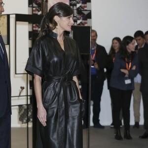 La reine Letizia d'Espagne affichait un look très rock, en robe en cuir et cheveux coiffée en queue-de-cheval, le 28 février 2019 pour inaugurer en compagnie de son mari le roi Felipe VI et du président péruvien Martin Alberto Vizcarra Cornejo le 38e Salon international d'art contemporain ARCOmadrid à l'Ifema.