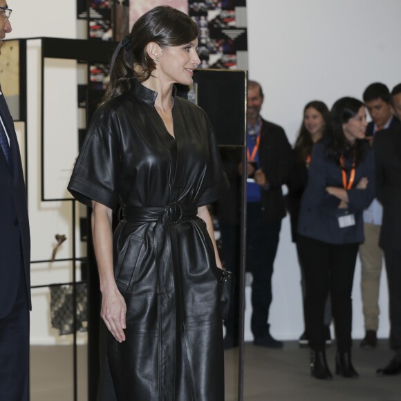 La reine Letizia d'Espagne affichait un look très rock, en robe en cuir et cheveux coiffée en queue-de-cheval, le 28 février 2019 pour inaugurer en compagnie de son mari le roi Felipe VI et du président péruvien Martin Alberto Vizcarra Cornejo le 38e Salon international d'art contemporain ARCOmadrid à l'Ifema.