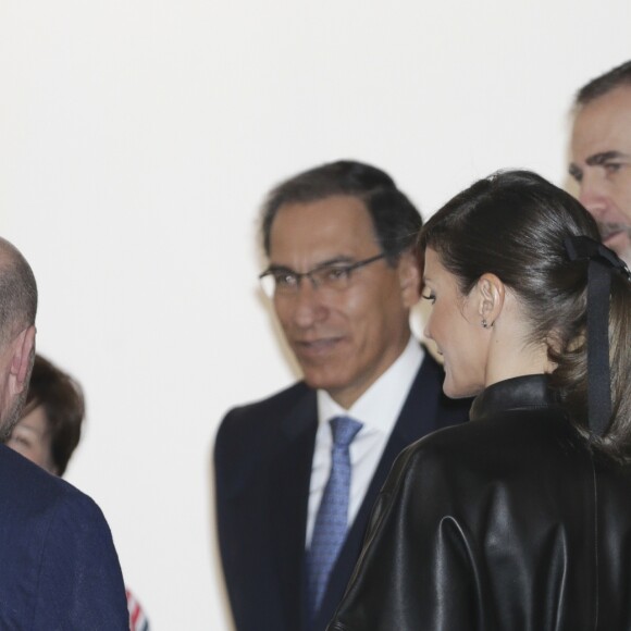 La reine Letizia d'Espagne affichait un look très rock, en robe en cuir et cheveux coiffée en queue-de-cheval, le 28 février 2019 pour inaugurer en compagnie de son mari le roi Felipe VI et du président péruvien Martin Alberto Vizcarra Cornejo le 38e Salon international d'art contemporain ARCOmadrid à l'Ifema.