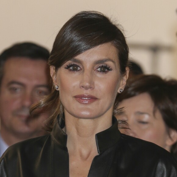 La reine Letizia d'Espagne affichait un look très rock, en robe en cuir et cheveux coiffée en queue-de-cheval, le 28 février 2019 pour inaugurer en compagnie de son mari le roi Felipe VI et du président péruvien Martin Alberto Vizcarra Cornejo le 38e Salon international d'art contemporain ARCOmadrid à l'Ifema.