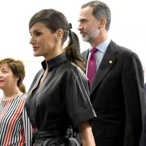 La reine Letizia d'Espagne affichait un look très rock, en robe en cuir et cheveux coiffée en queue-de-cheval, le 28 février 2019 pour inaugurer en compagnie de son mari le roi Felipe VI et du président péruvien Martin Alberto Vizcarra Cornejo le 38e Salon international d'art contemporain ARCOmadrid à l'Ifema.