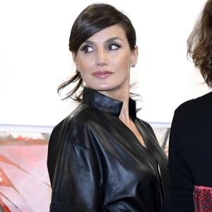 La reine Letizia d'Espagne affichait un look très rock, en robe en cuir et cheveux coiffée en queue-de-cheval, le 28 février 2019 pour inaugurer en compagnie de son mari le roi Felipe VI et du président péruvien Martin Alberto Vizcarra Cornejo le 38e Salon international d'art contemporain ARCOmadrid à l'Ifema.