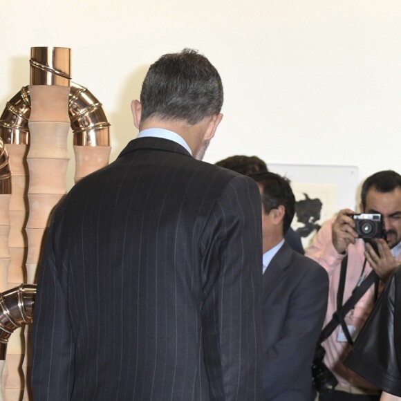 La reine Letizia d'Espagne affichait un look très rock, en robe en cuir et cheveux coiffée en queue-de-cheval, le 28 février 2019 pour inaugurer en compagnie de son mari le roi Felipe VI et du président péruvien Martin Alberto Vizcarra Cornejo le 38e Salon international d'art contemporain ARCOmadrid à l'Ifema.