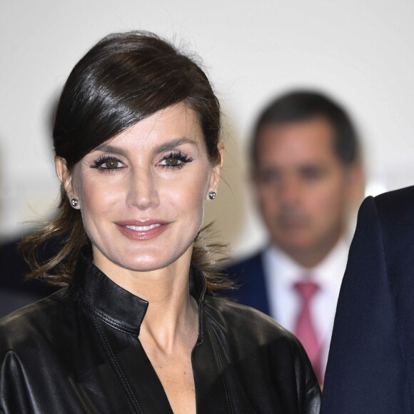 La reine Letizia d'Espagne affichait un look très rock, en robe en cuir et cheveux coiffée en queue-de-cheval, le 28 février 2019 pour inaugurer en compagnie de son mari le roi Felipe VI et du président péruvien Martin Alberto Vizcarra Cornejo le 38e Salon international d'art contemporain ARCOmadrid à l'Ifema.