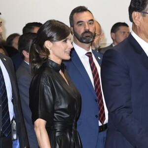 La reine Letizia d'Espagne affichait un look très rock, en robe en cuir et cheveux coiffée en queue-de-cheval, le 28 février 2019 pour inaugurer en compagnie de son mari le roi Felipe VI et du président péruvien Martin Alberto Vizcarra Cornejo le 38e Salon international d'art contemporain ARCOmadrid à l'Ifema.