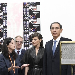 La reine Letizia d'Espagne affichait un look très rock, en robe en cuir et cheveux coiffée en queue-de-cheval, le 28 février 2019 pour inaugurer en compagnie de son mari le roi Felipe VI et du président péruvien Martin Alberto Vizcarra Cornejo le 38e Salon international d'art contemporain ARCOmadrid à l'Ifema.