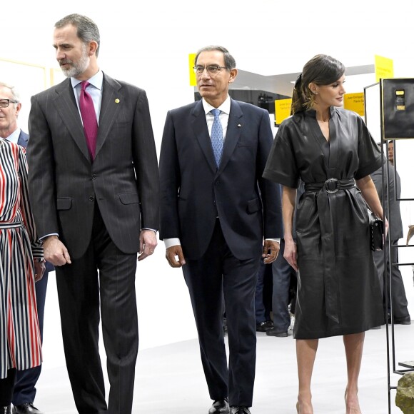 La reine Letizia d'Espagne affichait un look très rock, en robe en cuir et cheveux coiffée en queue-de-cheval, le 28 février 2019 pour inaugurer en compagnie de son mari le roi Felipe VI et du président péruvien Martin Alberto Vizcarra Cornejo le 38e Salon international d'art contemporain ARCOmadrid à l'Ifema.