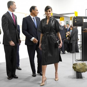 La reine Letizia d'Espagne affichait un look très rock, en robe en cuir et cheveux coiffée en queue-de-cheval, le 28 février 2019 pour inaugurer en compagnie de son mari le roi Felipe VI et du président péruvien Martin Alberto Vizcarra Cornejo le 38e Salon international d'art contemporain ARCOmadrid à l'Ifema.