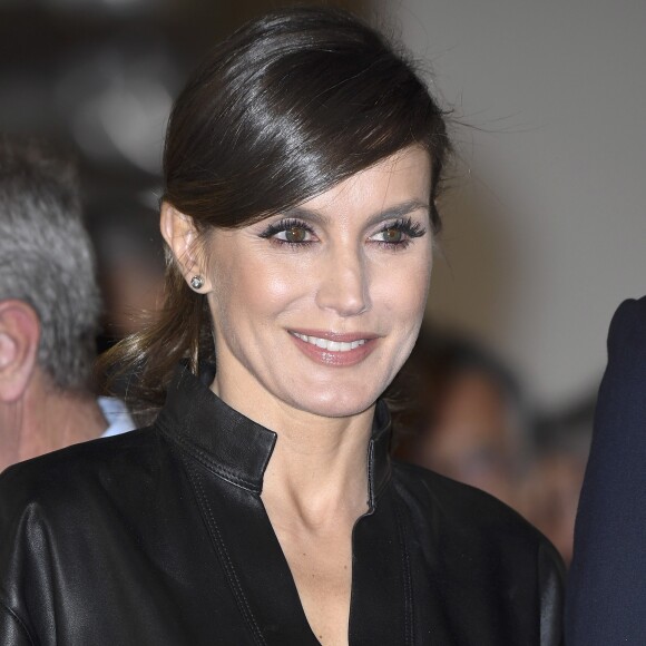 La reine Letizia d'Espagne affichait un look très rock, en robe en cuir et cheveux coiffée en queue-de-cheval, le 28 février 2019 pour inaugurer en compagnie de son mari le roi Felipe VI et du président péruvien Martin Alberto Vizcarra Cornejo le 38e Salon international d'art contemporain ARCOmadrid à l'Ifema.