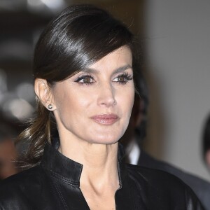 La reine Letizia d'Espagne affichait un look très rock, en robe en cuir et cheveux coiffée en queue-de-cheval, le 28 février 2019 pour inaugurer en compagnie de son mari le roi Felipe VI et du président péruvien Martin Alberto Vizcarra Cornejo le 38e Salon international d'art contemporain ARCOmadrid à l'Ifema.