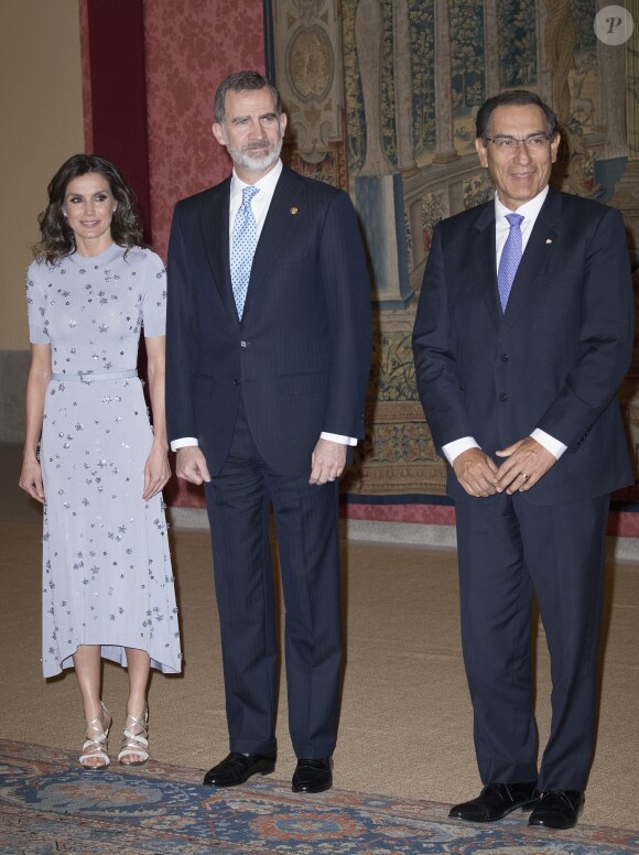 La reine Letizia d'Espagne (robe Nina Ricco) lors du dîner de clôture de la visite présidentielle péruvienne, le 28 février 2019 au palais royal du Pardo à Madrid.