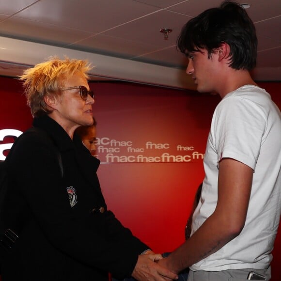 Exclusif - Alain-Fabien Delon reçoit la visite de Muriel Robin lors de la dédicace de son roman "De la race des seigneurs" aux éditions Stock à la FNAC des Ternes à Paris le 14 février 2019. © Sébastien Valiela/Bestimage