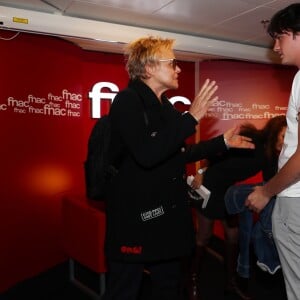 Exclusif - Alain-Fabien Delon reçoit la visite de Muriel Robin lors de la dédicace de son roman "De la race des seigneurs" aux éditions Stock à la FNAC des Ternes à Paris le 14 février 2019. © Sébastien Valiela/Bestimage