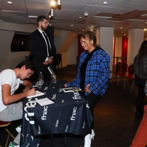 Exclusif - Alain-Fabien Delon dédicace son roman "De la race des seigneurs" en présence de sa compagne Capucine Anav aux éditions Stock à la FNAC des Ternes à Paris le 14 février 2019. © Sébastien Valiela/Bestimage