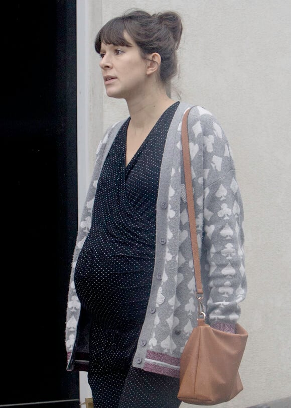 Exclusif - Louise Ford, la compagne de Rowan Atkinson (Mr Bean) , enceinte, monte dans sa voiture, une BMW électrique à Londres le 8 novembre 2017.