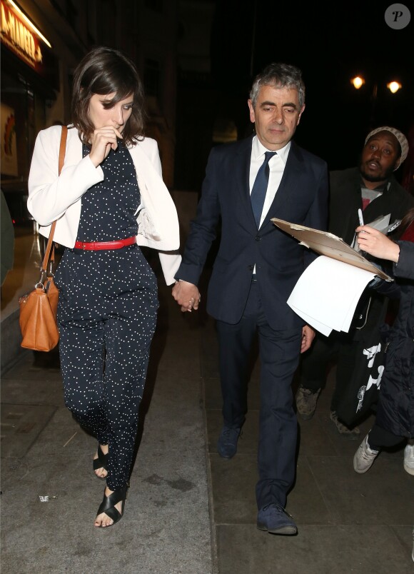 Rowan Atkinson et sa petite amie Louise Ford à la sortie de la soirée "The American Buffalo press" à Londres. Le 27 avril 2015