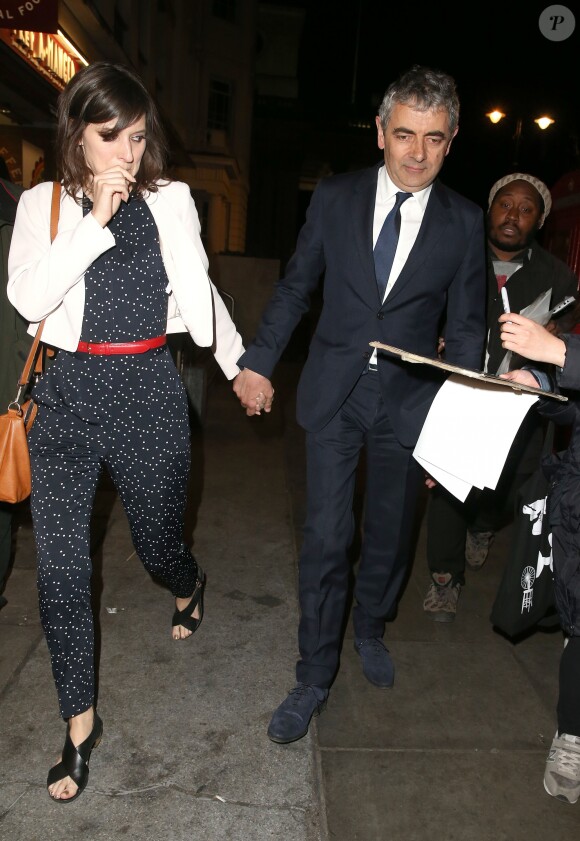 Rowan Atkinson et sa petite amie Louise Ford à la sortie de la soirée "The American Buffalo press" à Londres. Le 27 avril 2015