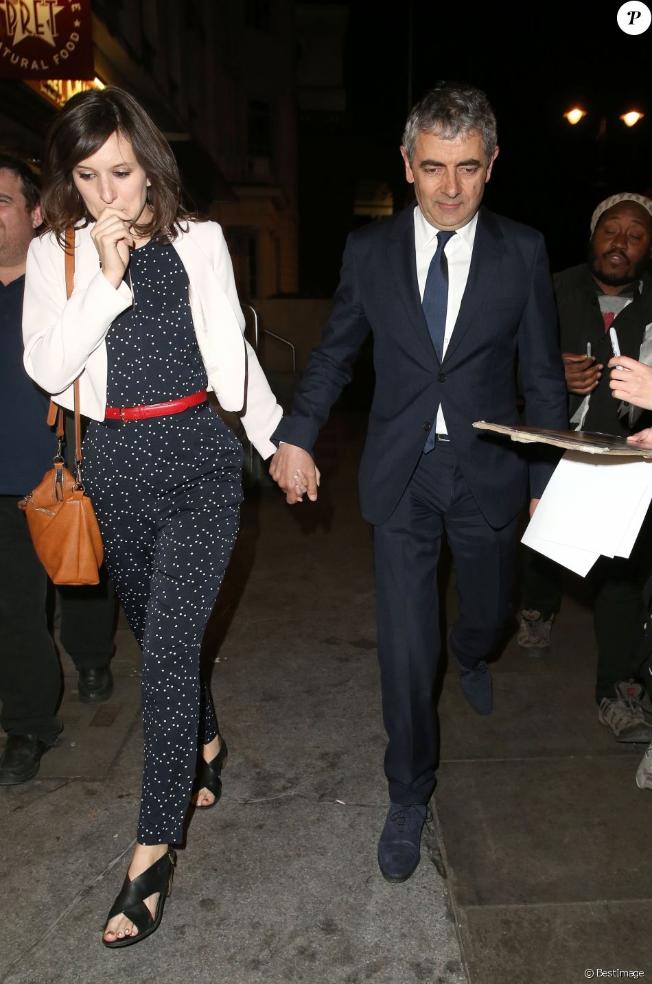 Rowan Atkinson et sa petite amie Louise Ford à la sortie de la soirée &quot;The American Buffalo press&quot; à Londres. Le 27 avril 2015