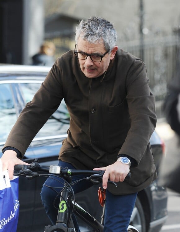 Exclusif - Rowan Atkinson (Mr Bean) fait un tour en vélo dans le nord de Londres le 10 février 2019.