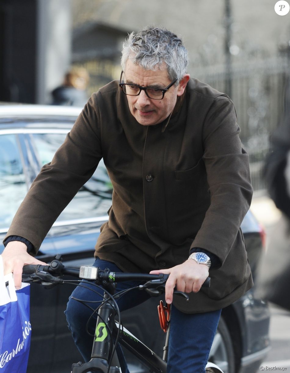 Exclusif - Rowan Atkinson (Mr Bean) fait un tour en vélo dans le nord de Londres le 10 février 2019.