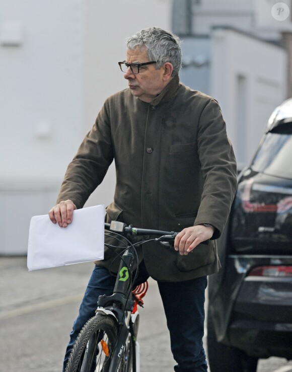 Exclusif - Rowan Atkinson (Mr Bean) fait un tour en vélo dans le nord de Londres le 10 février 2019.