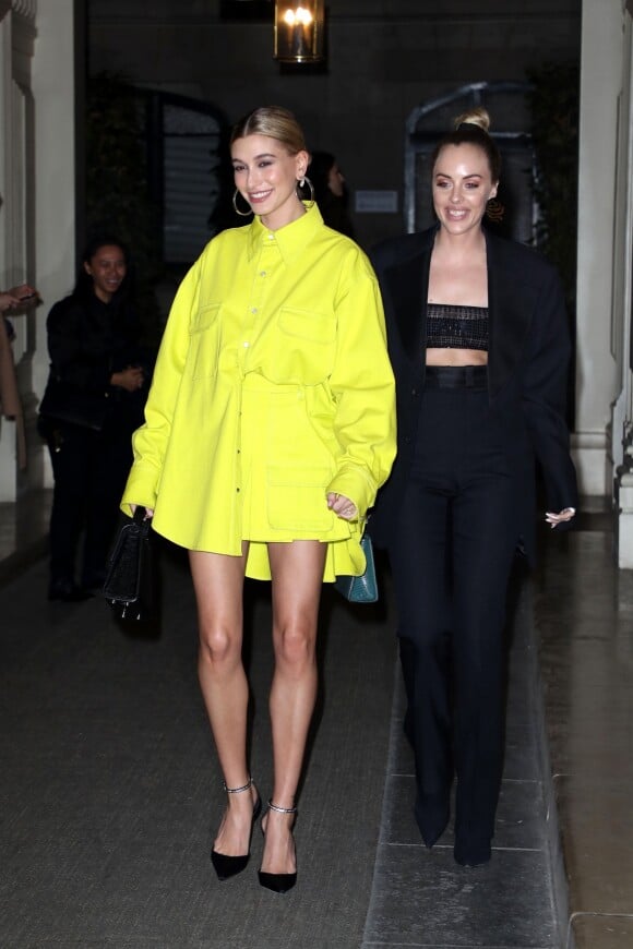 Hailey Baldwin Bieber sort de la soirée "Americans in Paris" organisée par A.Wintour et rentre à son hôtel lors de la Fashion Week à Paris, le 3 mars 2019.