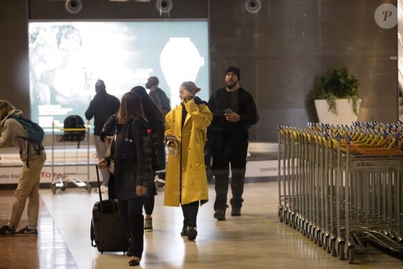 Semi-exclusif - Hailey Baldwin Bieber arrive à l'aéroport de Paris-Charles-de-Gaulle (CDG) pour la Fashion Week de Paris, France, le 3 mars 2019.  Semi-Exclusive - Hailey Baldwin Bieber arrives at Paris-Charles-de-Gaulle (CDG) airport during the Fashion Week Paris, France, on March 3, 2019.03/03/2019 - Paris