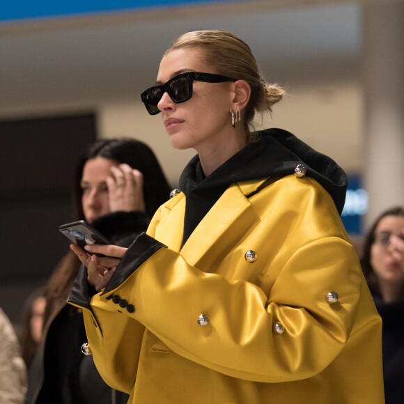 Semi-exclusif - Hailey Baldwin Bieber arrive à l'aéroport de Paris-Charles-de-Gaulle (CDG) pour la Fashion Week de Paris, France, le 3 mars 2019.  Semi-Exclusive - Hailey Baldwin Bieber arrives at Paris-Charles-de-Gaulle (CDG) airport during the Fashion Week Paris, France, on March 3, 2019.03/03/2019 - Paris