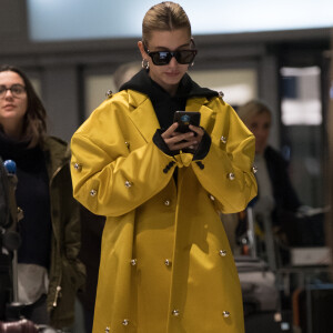 Semi-exclusif - Hailey Baldwin Bieber arrive à l'aéroport de Paris-Charles-de-Gaulle (CDG) pour la Fashion Week de Paris, France, le 3 mars 2019.  Semi-Exclusive - Hailey Baldwin Bieber arrives at Paris-Charles-de-Gaulle (CDG) airport during the Fashion Week Paris, France, on March 3, 2019.03/03/2019 - Paris