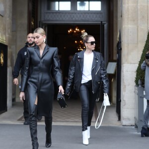 Semi-exclusif - Hailey Baldwin Bieber à la sortie de l'hôtel de Crillon lors de la Fashion Week de Paris, France, le 3 mars 2019.  Semi-Exclusive - Hailey Baldwin Bieber is seen leaving the Crillon Hotel during the Paris Fashion Week, on March 3, 2019.03/03/2019 - Paris